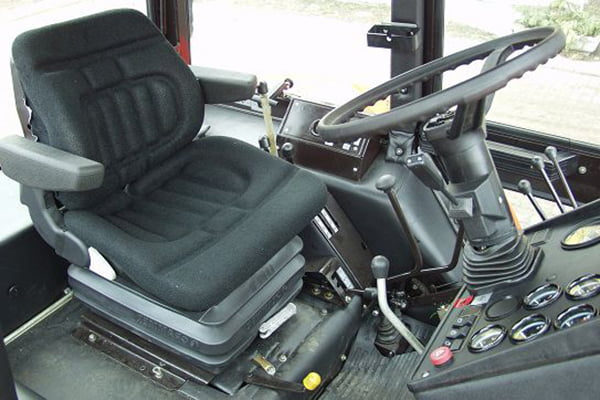 МТЗ-1025 кабина